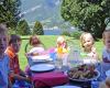 2011-Bellagio.-De-kleinkinderen-buiten-aan-tafel.